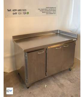 MESA MURAL CON TRES PUERTAS