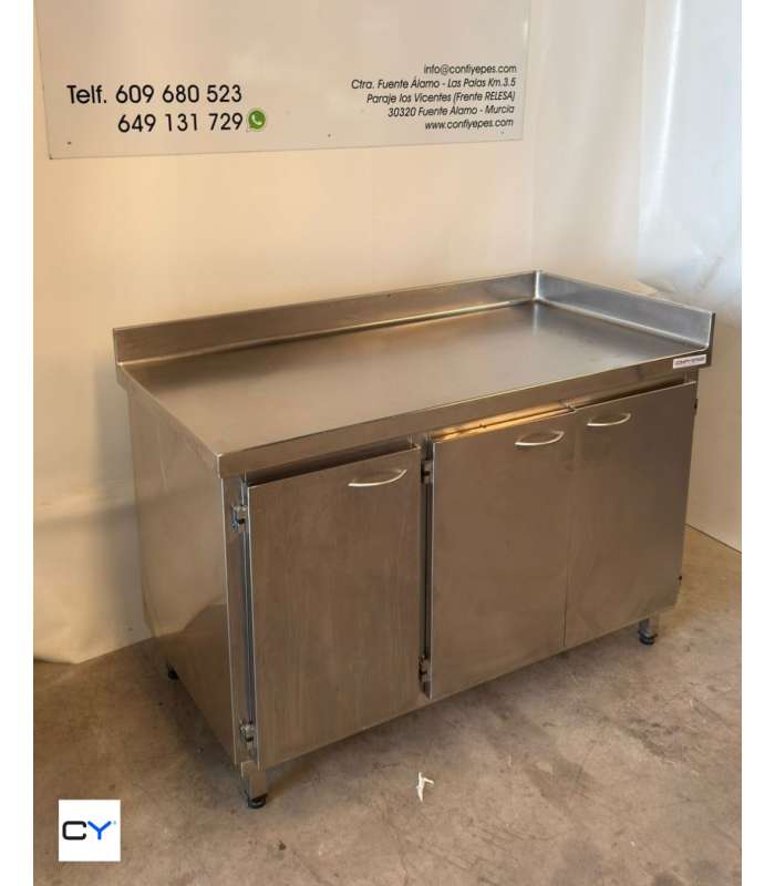 MESA MURAL CON TRES PUERTAS