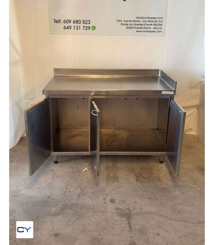 MESA MURAL CON TRES PUERTAS