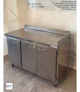 MESA MURAL CON TRES PUERTAS