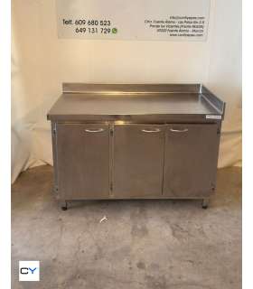 MESA MURAL CON TRES PUERTAS