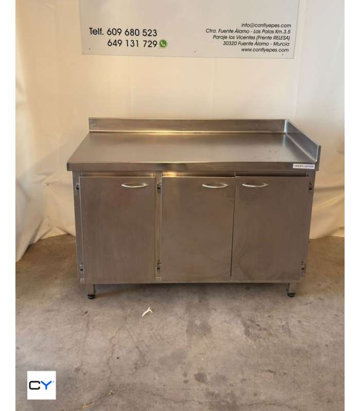 MESA MURAL CON TRES PUERTAS