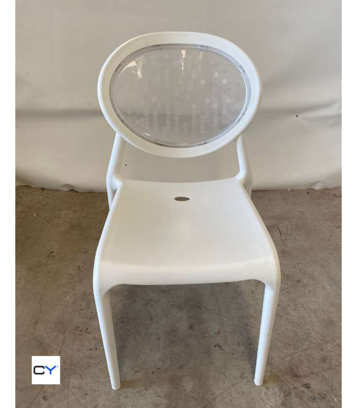 SILLA PLÁSTICO BLANCA CON DETALLE