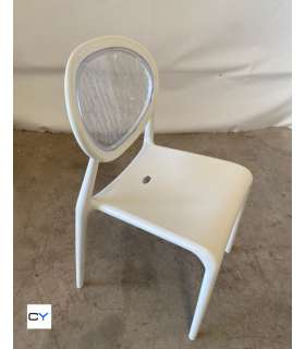 SILLA PLÁSTICO BLANCA CON DETALLE